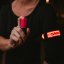 Obranný korenistý gél SABRE RED pre bežcov s bezpečnostným LED náramkom - ružová