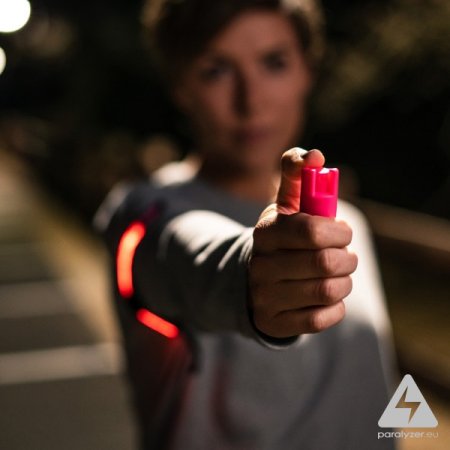 Obranný pepřový gel SABRE RED pro běžce s bezpečnostním LED náramkem - růžová