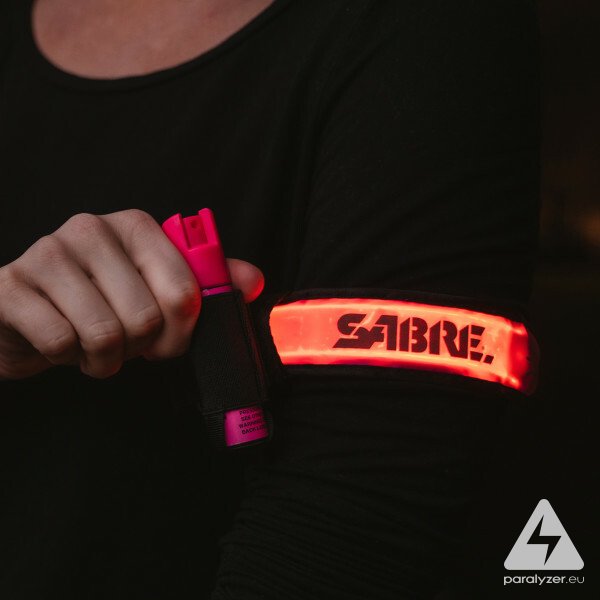 Obranný korenistý gél SABRE RED pre bežcov s bezpečnostným LED náramkom - ružová