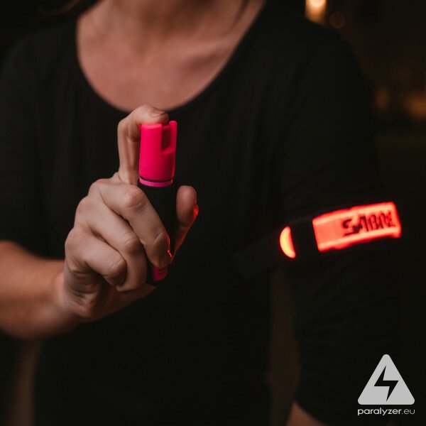 Obranný korenistý gél SABRE RED pre bežcov s bezpečnostným LED náramkom - ružová